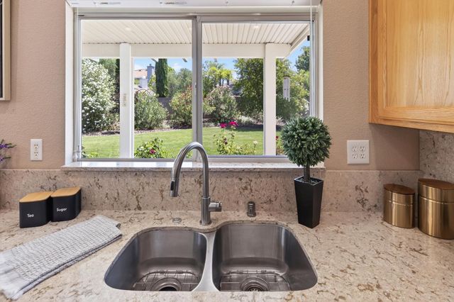 6040 Buckskin Ln, Roseville, CA 95747
