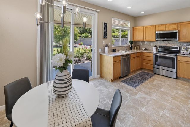 6040 Buckskin Ln, Roseville, CA 95747