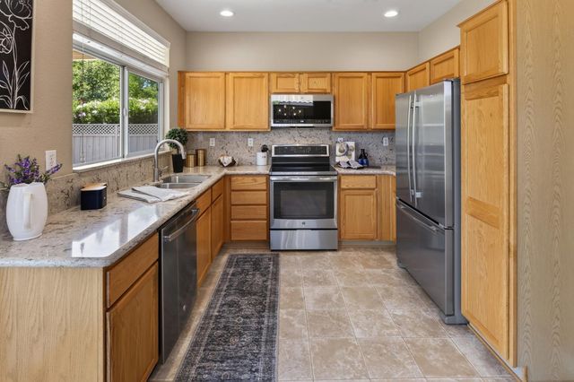 6040 Buckskin Ln, Roseville, CA 95747