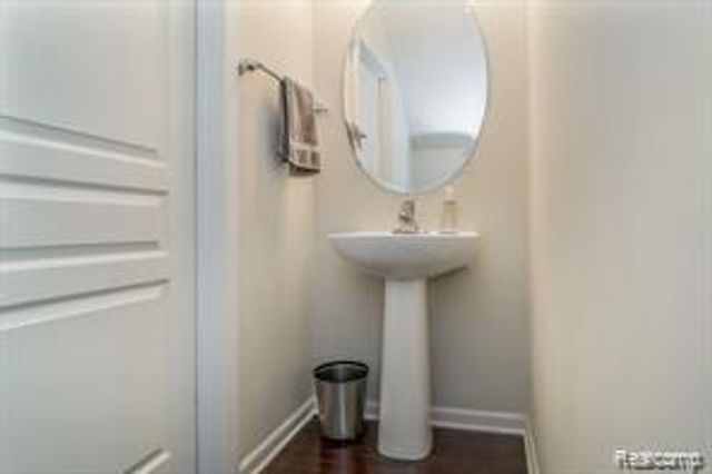 28024 Hopkins Drive, Novi, MI 48377