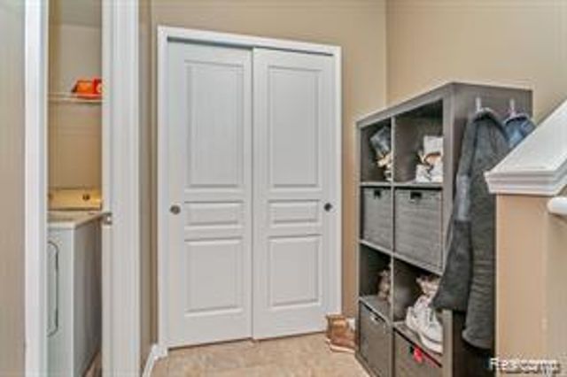 28024 Hopkins Drive, Novi, MI 48377