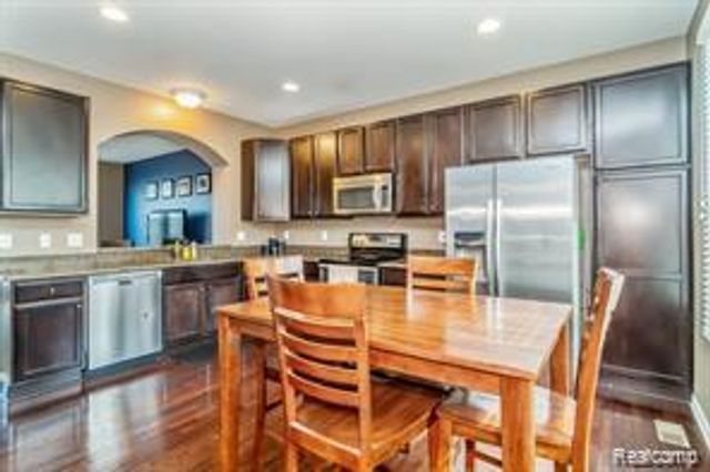 28024 Hopkins Drive, Novi, MI 48377