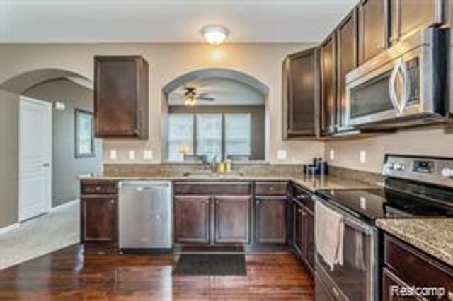 28024 Hopkins Drive, Novi, MI 48377