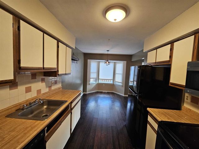 2011 Vine Way Drive Unit: 66, Canton, MI 48188