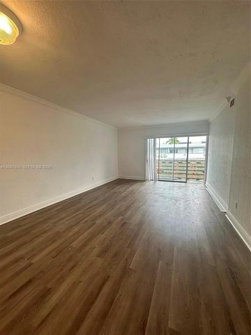 980 NE 170th St 214, North Miami Beach, FL 33162