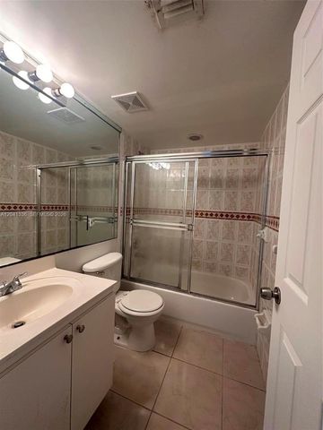 980 NE 170th St 214, North Miami Beach, FL 33162