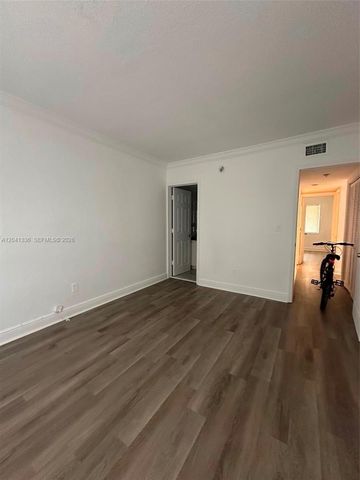 980 NE 170th St 214, North Miami Beach, FL 33162