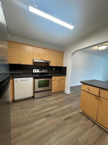 980 NE 170th St 214, North Miami Beach, FL 33162