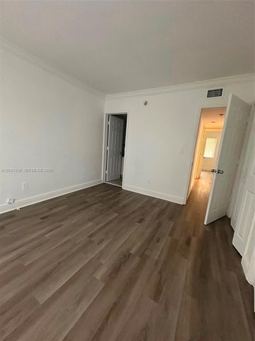 980 NE 170th St 214, North Miami Beach, FL 33162