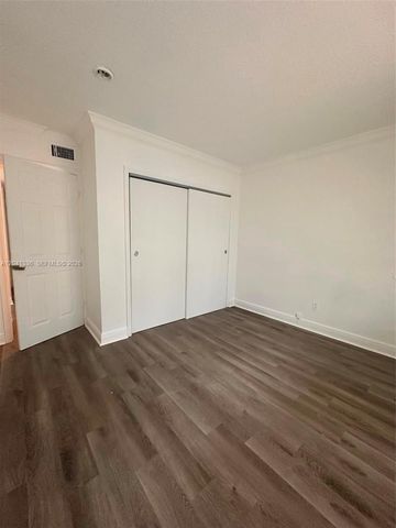 980 NE 170th St 214, North Miami Beach, FL 33162
