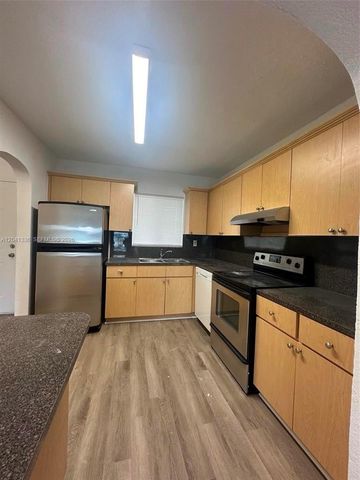 980 NE 170th St 214, North Miami Beach, FL 33162