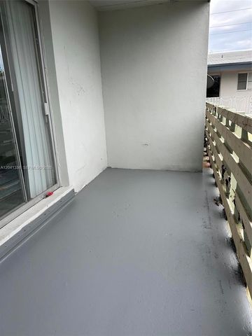 980 NE 170th St 214, North Miami Beach, FL 33162