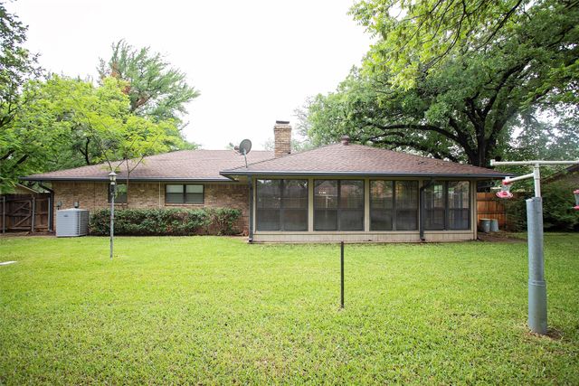 1305 Cliff Drive, Graham, TX 76450