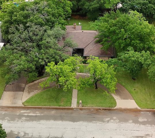 1305 Cliff Drive, Graham, TX 76450