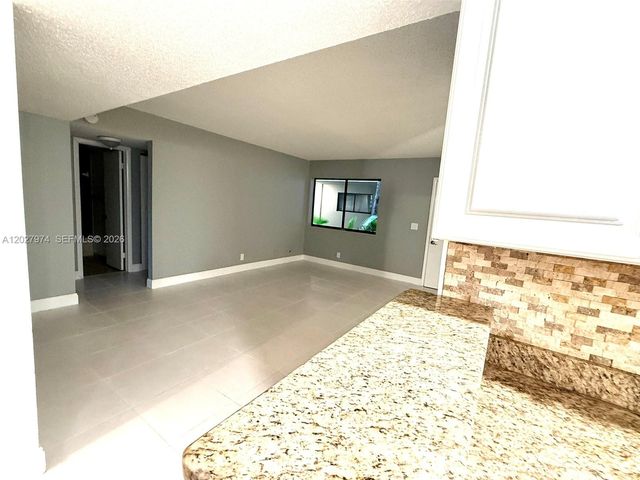 5220 Las Verdes Circle 114, Delray Beach, FL 33484
