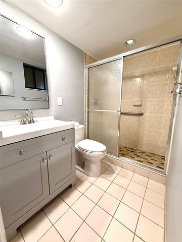 5220 Las Verdes Circle 114, Delray Beach, FL 33484