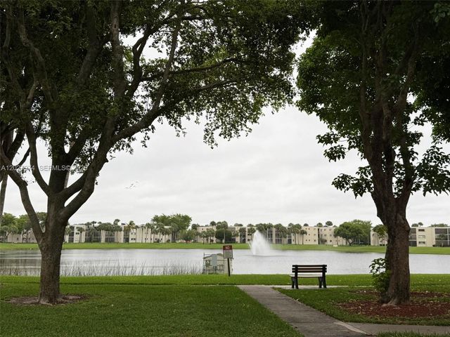 5220 Las Verdes Circle 114, Delray Beach, FL 33484