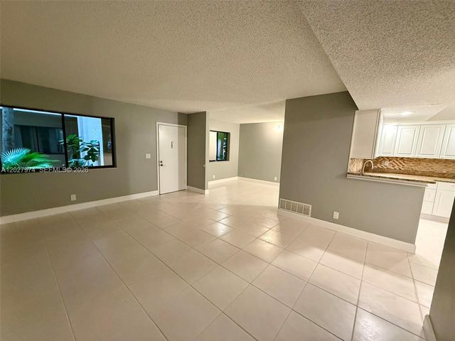 5220 Las Verdes Circle 114, Delray Beach, FL 33484