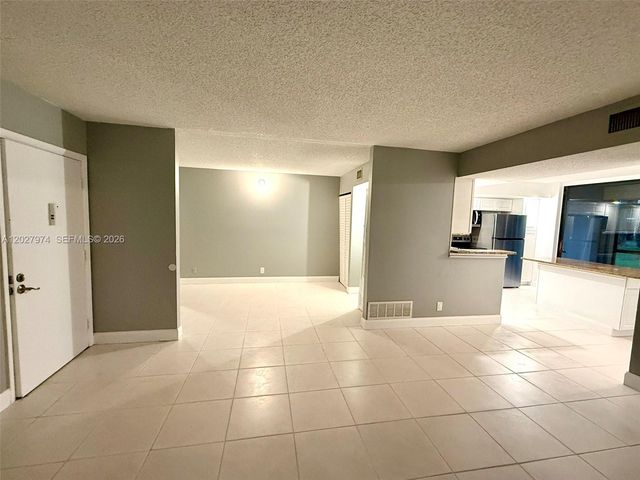 5220 Las Verdes Circle 114, Delray Beach, FL 33484