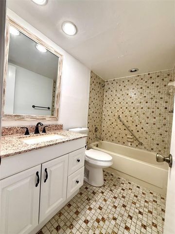 5220 Las Verdes Circle 114, Delray Beach, FL 33484