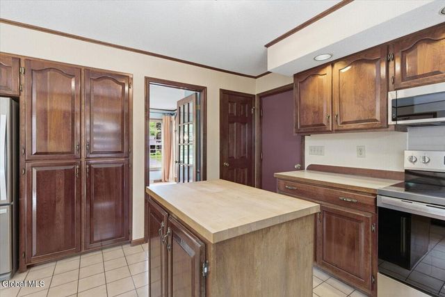 908 Mohegan Road, Niskayuna, NY 12309