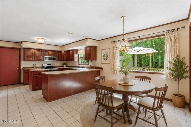 908 Mohegan Road, Niskayuna, NY 12309