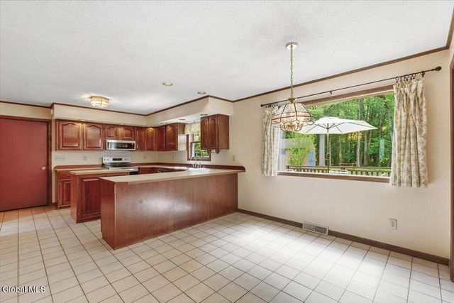 908 Mohegan Road, Niskayuna, NY 12309