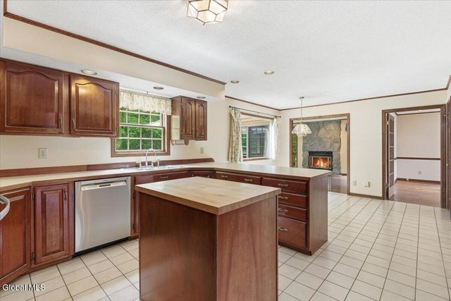 908 Mohegan Road, Niskayuna, NY 12309