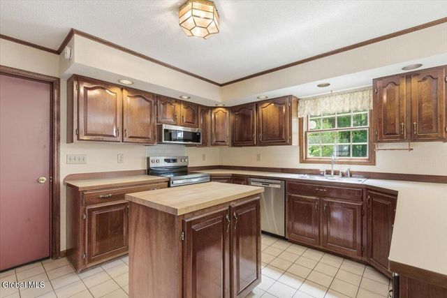908 Mohegan Road, Niskayuna, NY 12309