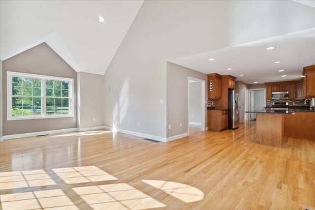 19 Benjamin Ln, Reading, MA 01867