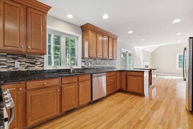 19 Benjamin Ln, Reading, MA 01867