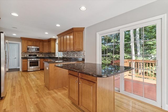 19 Benjamin Ln, Reading, MA 01867
