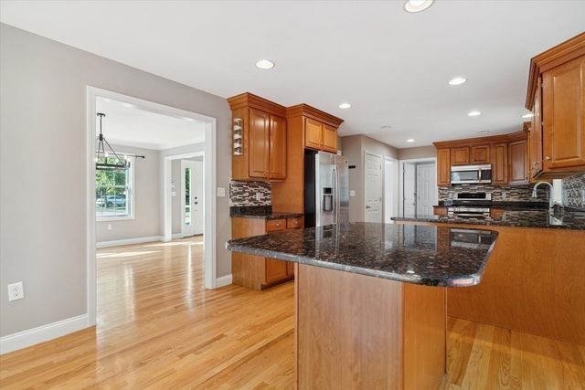 19 Benjamin Ln, Reading, MA 01867