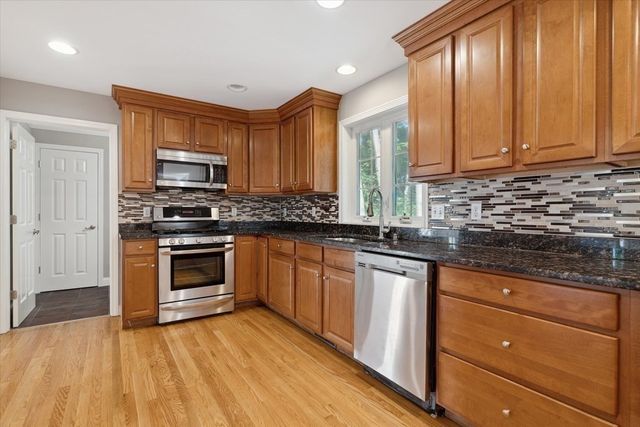 19 Benjamin Ln, Reading, MA 01867
