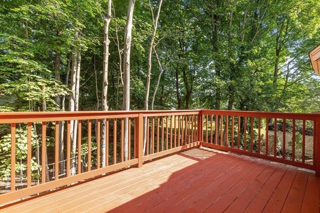 19 Benjamin Ln, Reading, MA 01867