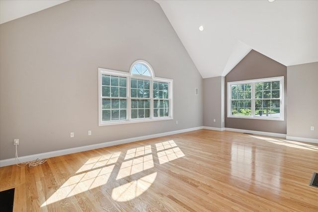 19 Benjamin Ln, Reading, MA 01867