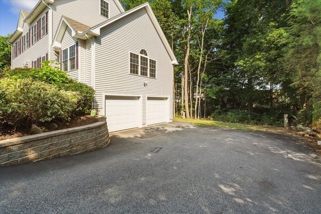 19 Benjamin Ln, Reading, MA 01867