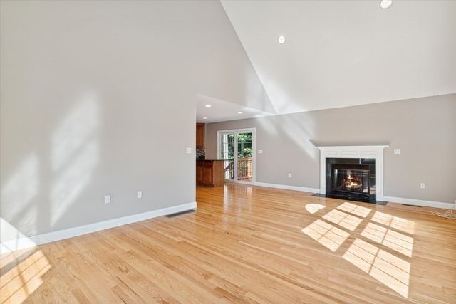 19 Benjamin Ln, Reading, MA 01867