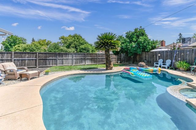 2420 Glenfaire Dr, Rancho Cordova, CA 95670