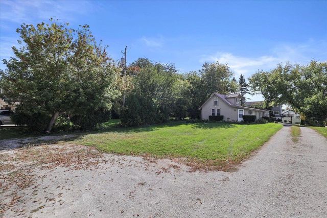 N55W34691 Lake DRIVE, Oconomowoc, WI 53066