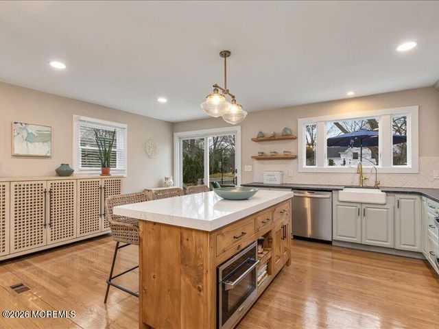 28 Spruce Drive, Shrewsbury Boro, NJ 07702