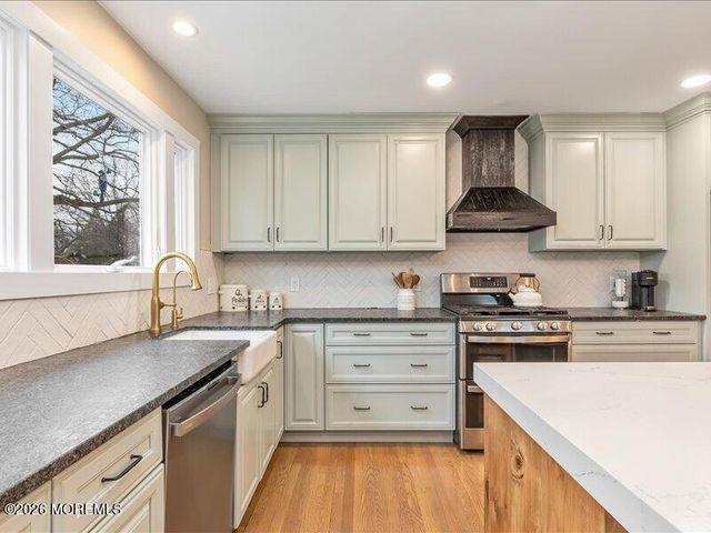 28 Spruce Drive, Shrewsbury Boro, NJ 07702