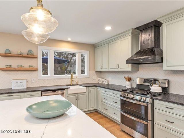 28 Spruce Drive, Shrewsbury Boro, NJ 07702