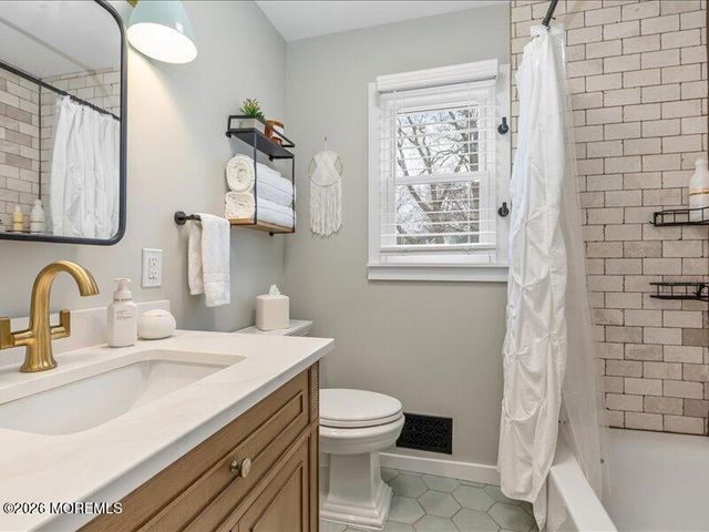 28 Spruce Drive, Shrewsbury Boro, NJ 07702