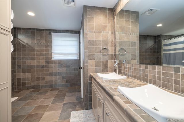 755 N Village Avenue, Rockville Centre, NY 11570