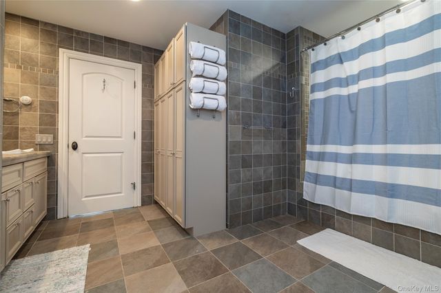 755 N Village Avenue, Rockville Centre, NY 11570