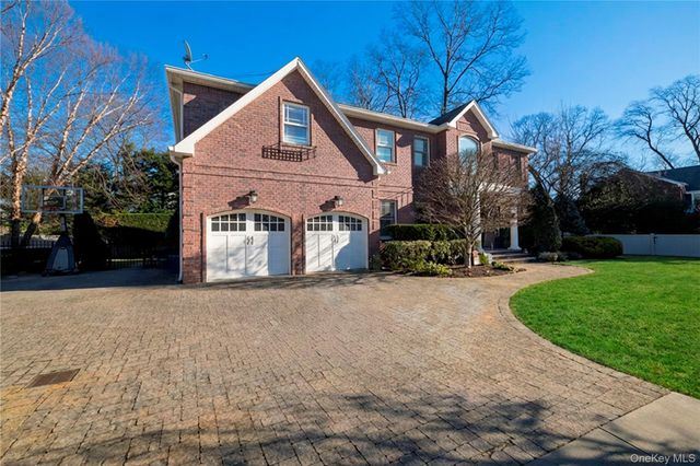 755 N Village Avenue, Rockville Centre, NY 11570