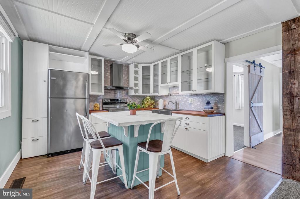 Image 10 of property listing at 2412 JARSEY AVE, Baltimore, MD 21219