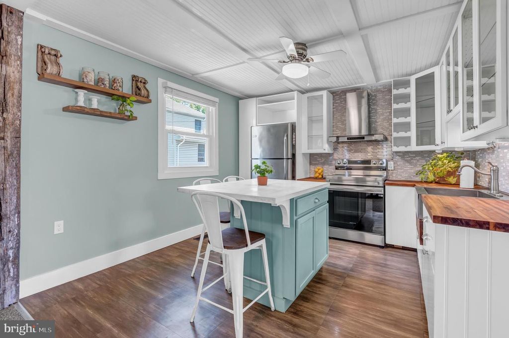 Image 11 of property listing at 2412 JARSEY AVE, Baltimore, MD 21219