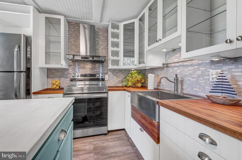 Image 14 of property listing at 2412 JARSEY AVE, Baltimore, MD 21219